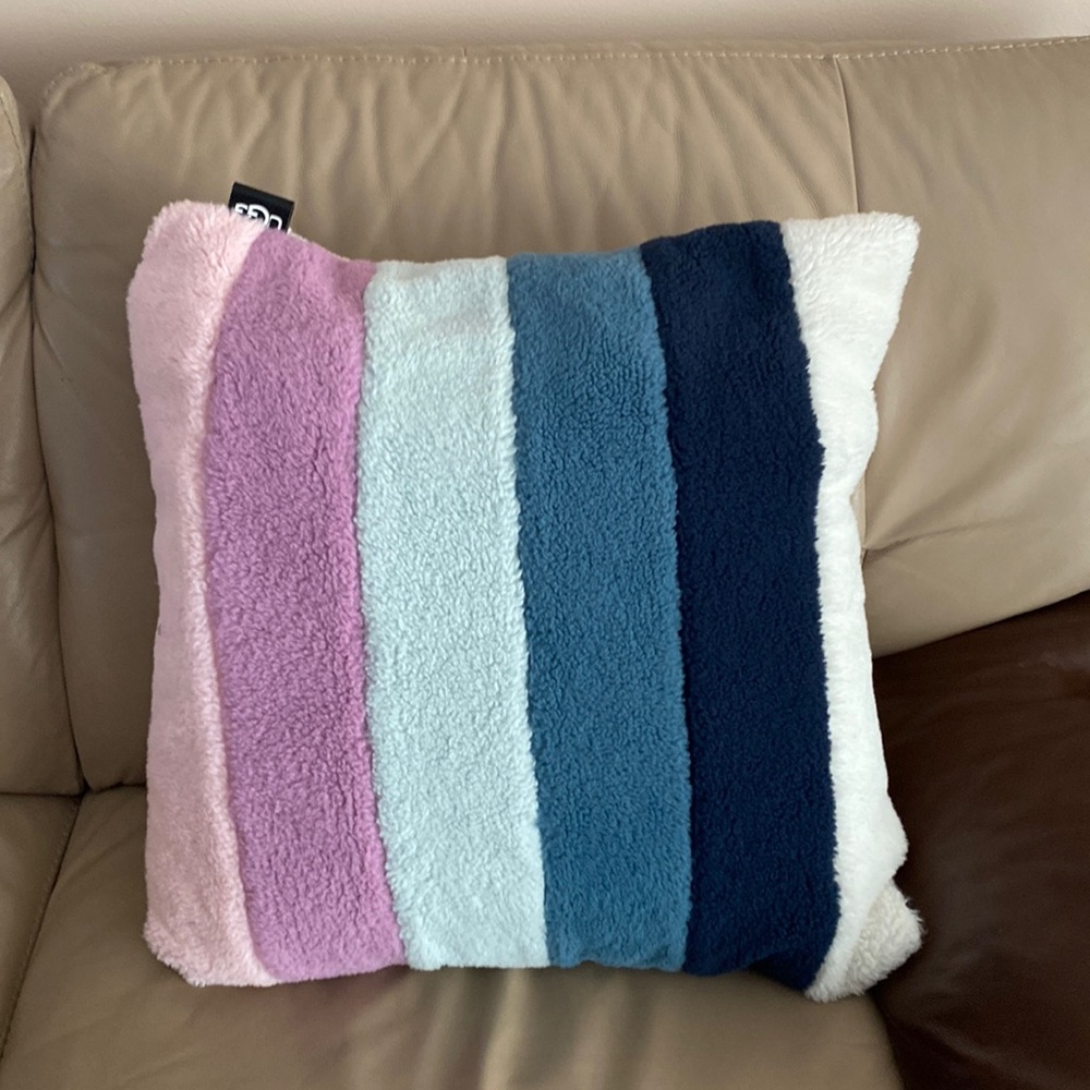 New Ugg Faux Fur decorative 🪶 duck feather pillow.